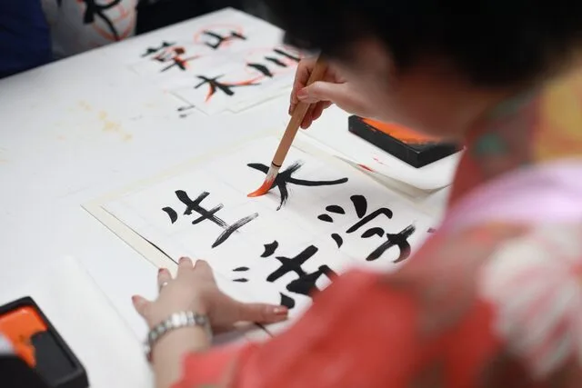 Photo d'un atelier de calligraphie japonaise 